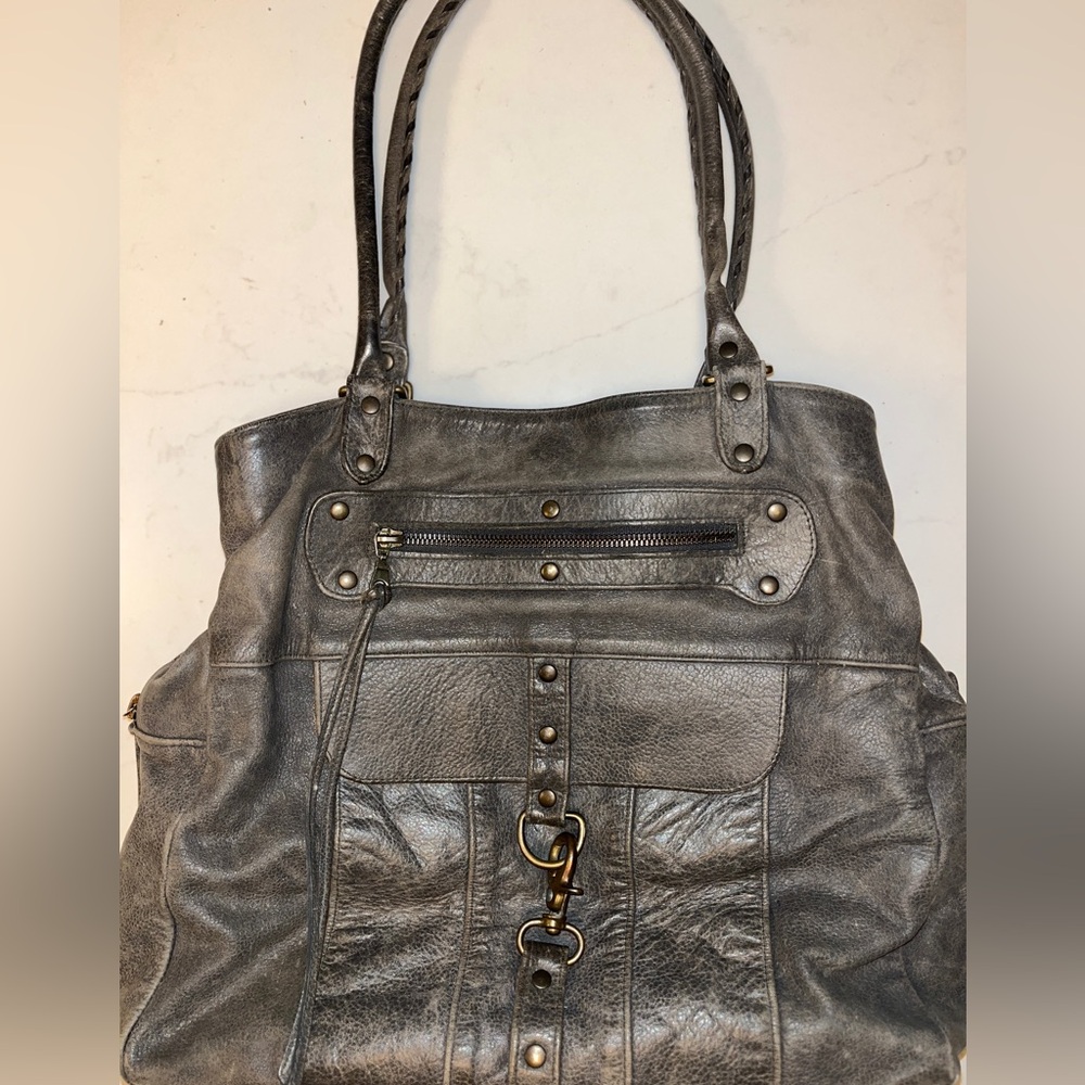 VINTAGE Leather shoulder bag with pink lining.